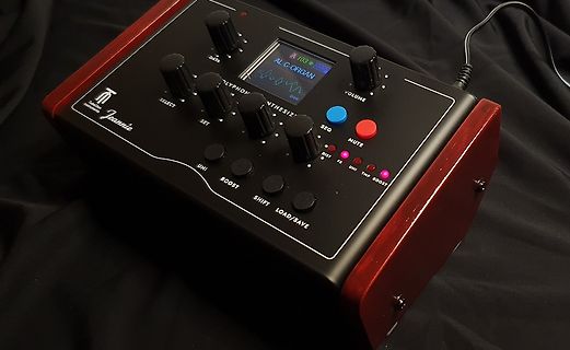 Elektronisches Musikinstrument mit Display und Reglern