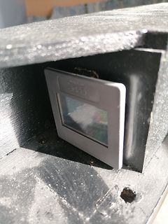 Nahaufnahme eines kleinen Displays in einer schwarzen Halterung