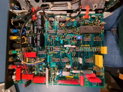 Bestückte Leiterplatte mit elektronischen Bauteilen