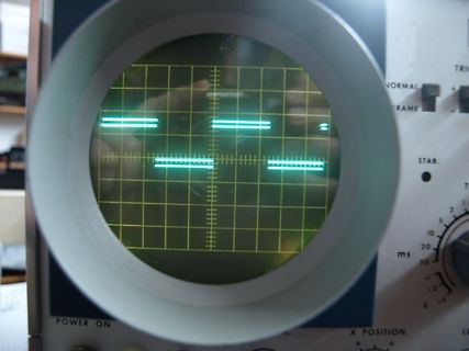 Abfotografiertes Oszilloskop mit Signalspuren