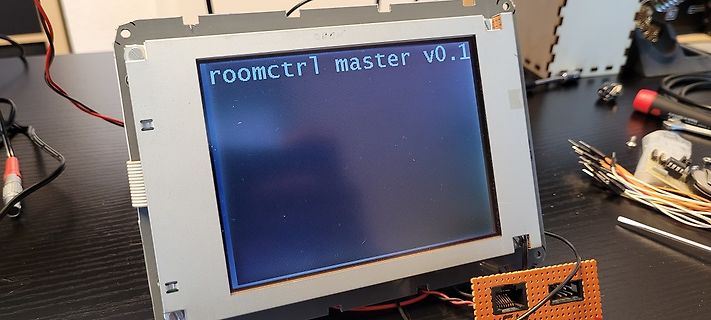 Display mit Text auf Werkstatt-Tisch