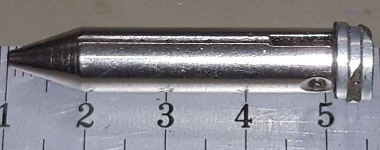 Metallischer Zylinder auf Lineal