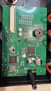 Foto einer grünen Leiterplatte mit elektronischen Bauteilen
