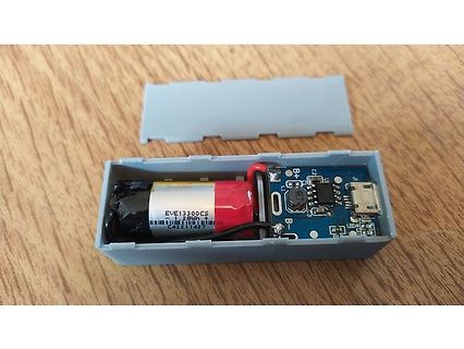 Geöffnetes Elektronikgehäuse mit Akku und Platine