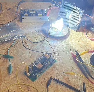 Elektronik-Aufbau mit Leiterplatte, Netzteil und Messleitungen