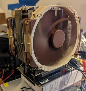 CPU-Kühler mit 3D-gedrucktem Lüftergehäuse auf Netzteil