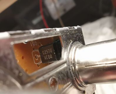 Nahaufnahme eines elektronischen Bauteils auf Platine