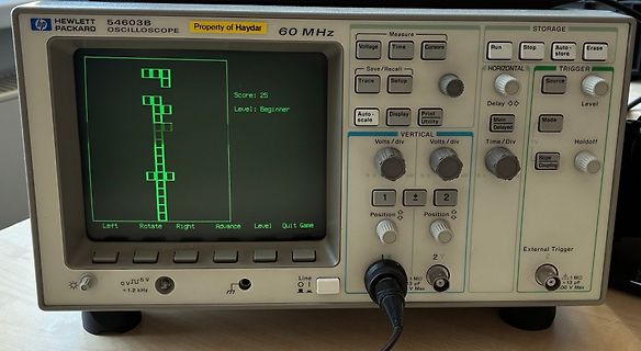 Abfotografiertes Hewlett Packard Oszilloskop mit Tetris-Spiel