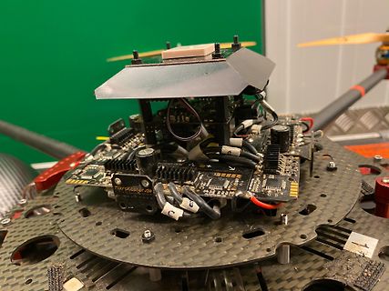 Aufbau eines Multirotor-Flugcontrollers mit Leiterplatten und Verkabelung