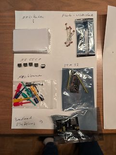 Elektronikbauteile und Komponenten auf weißem Papier