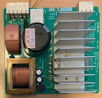 Elektronikplatine mit Kühlkörpern und Transformatoren
