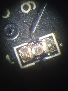 Mikroskopische Aufnahme eines SMD-Bauteils auf Leiterplatte
