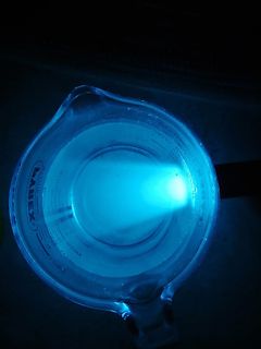 Becherglas mit blau leuchtender Flüssigkeit