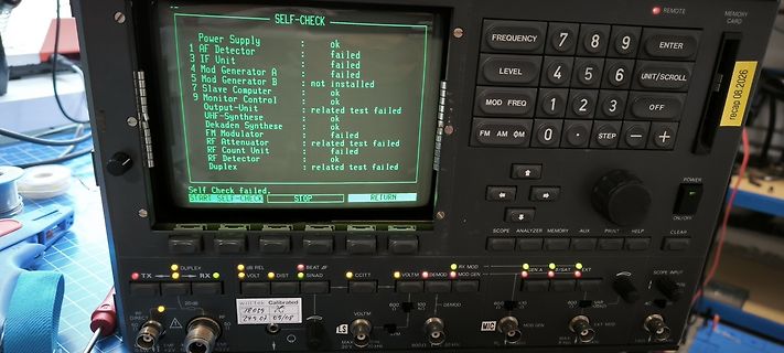 Display eines Signalgenerators mit Fehlermeldung beim Selbsttest
