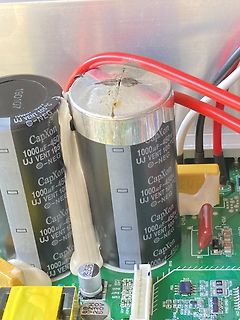 Defekter Elektrolytkondensator auf Leiterplatte