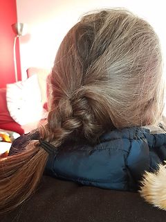Person mit geflochtenem Haar von hinten