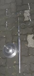 Metallischer Gegenstand auf Pflastersteinen