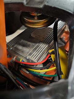 Elektronikkomponenten und Verkabelung in einem Gehäuse