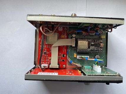 Innenansicht eines elektronischen Geräts mit mehreren Leiterplatten