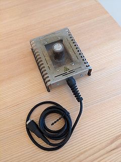 Heizplatte mit Netzkabel auf Holztisch