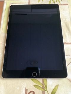 Ein Tablet auf einem Tisch