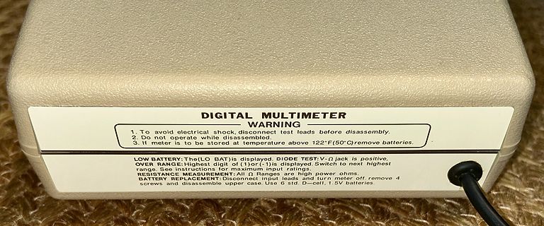 Rückseite eines Digital Multimeters