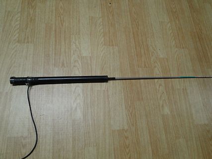Stab mit Kabel auf Holzboden