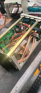 Geöffnetes elektronisches Gerät mit Platinen und Kabeln