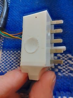 Weißer Netzstecker mit fünf Stiften