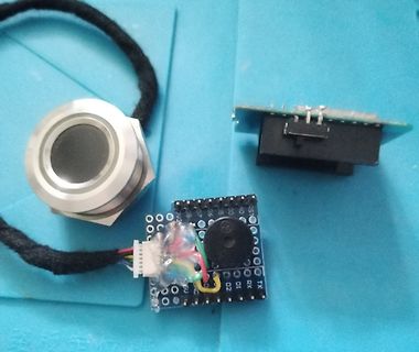 Mikrocontroller-Platine, Sensor und Metallgehäuse auf blauem Untergrund