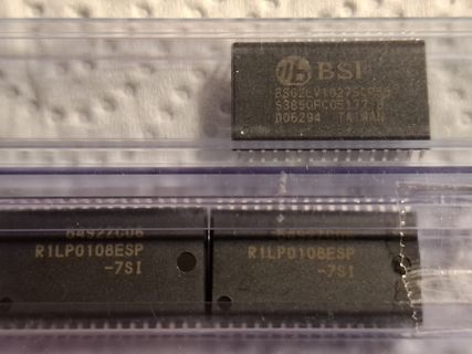 Elektronikbauteile in einer Kunststoffbox