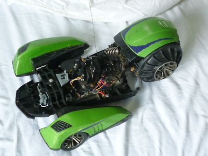 Innenansicht eines grünen ferngesteuerten Spielzeugautos
