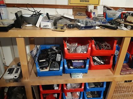 Unordnung in einem Regal mit Elektronikkomponenten und Zubehör