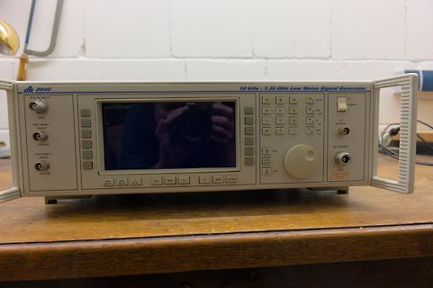 Rohr-Signalgenerator auf Holztisch