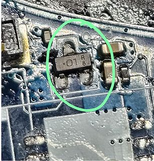Nahaufnahme einer Leiterplatte mit Bauteil 01R8