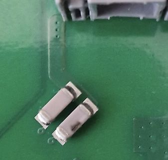 Nahaufnahme von SMD-Bauteilen auf einer Leiterplatte