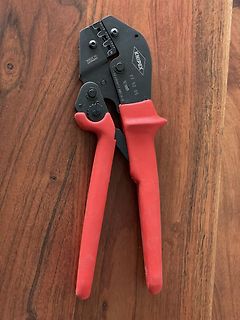 Knipex Abisolierzange auf Holzuntergrund