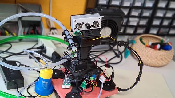 Elektronischer Aufbau mit Kamera und Sensoren