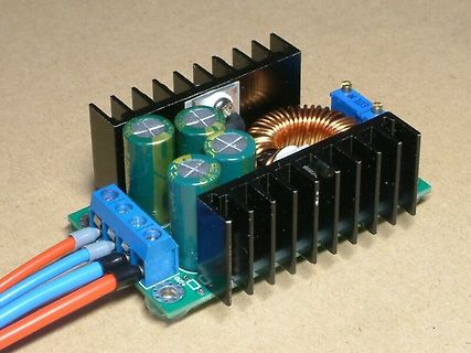 Leistungsfähige DC-DC-Wandler-Platine mit Kühlkörpern und Elektrolytkondensatoren