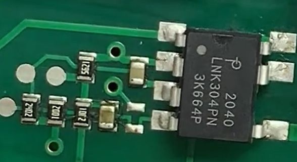 Nahaufnahme eines ICs auf einer Leiterplatte