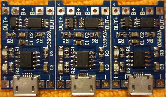 Drei identische Leiterplatten mit USB-Anschluss und ICs
