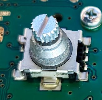 Nahaufnahme eines Potentiometers auf einer Leiterplatte