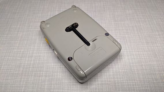 Rückseite eines elektronischen Geräts mit Batteriefach