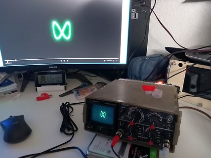 Oszilloskop mit Display-Grafik auf einem Schreibtisch
