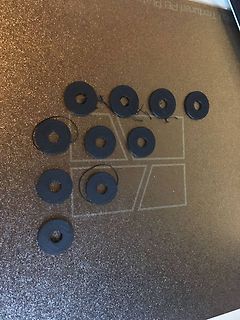 Schwarze O-Ringe auf Unterlage