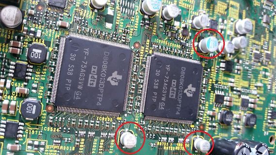 Nahaufnahme einer bestückten Leiterplatte mit DTS-Chips