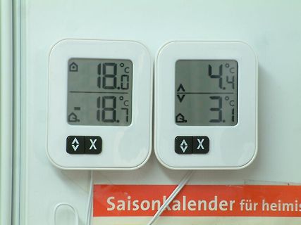 Zwei digitale Temperaturanzeigen