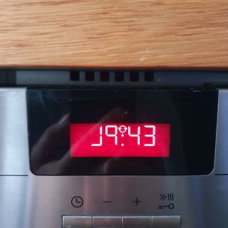 Display eines elektronischen Geräts mit Temperaturanzeige