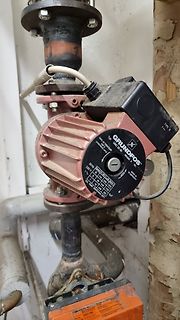 Grundfos Umwälzpumpe an Rohrleitung
