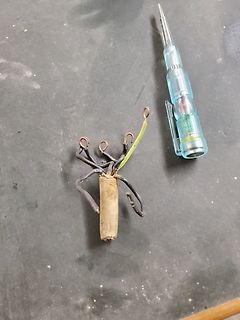 Bauteil mit mehreren Anschlüssen und Schraubendreher